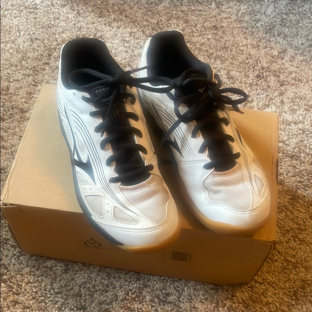 Mizuno White and Black Athletic Shoes with Lace-Up Design